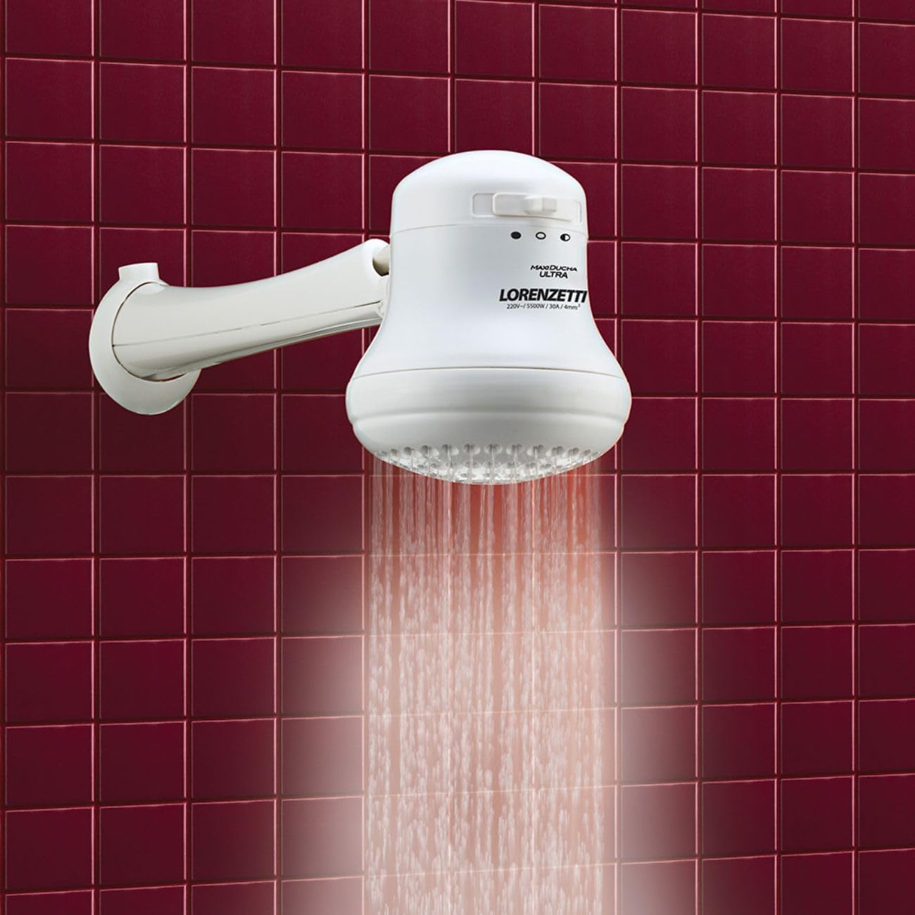 Chuveiro Lorenzetti Maxi Ducha Ultra instalado em banheiro de azulejo vinho com água caindo