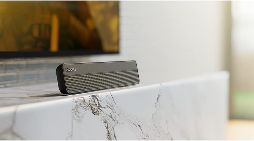 Antena Intelbras AI 3101 apoiada no móvel ao lado da TV na sala