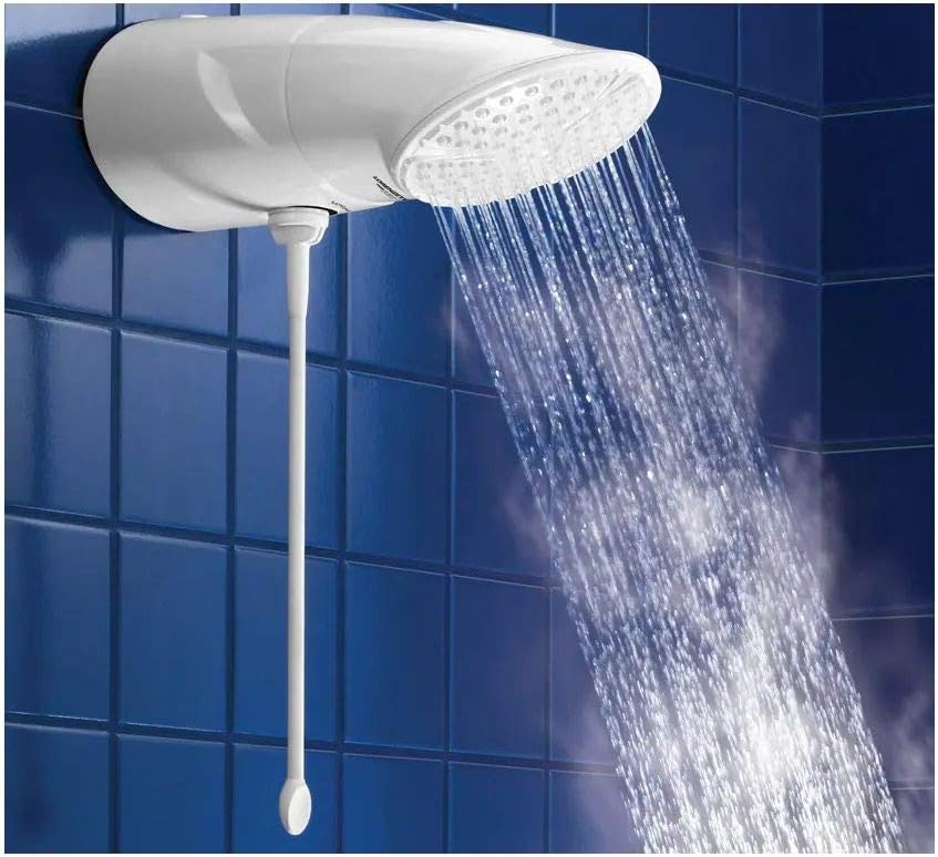Ducha Top Jet Lorenzetti instalada em banheiro de azulejo azul com jato forte de água quente