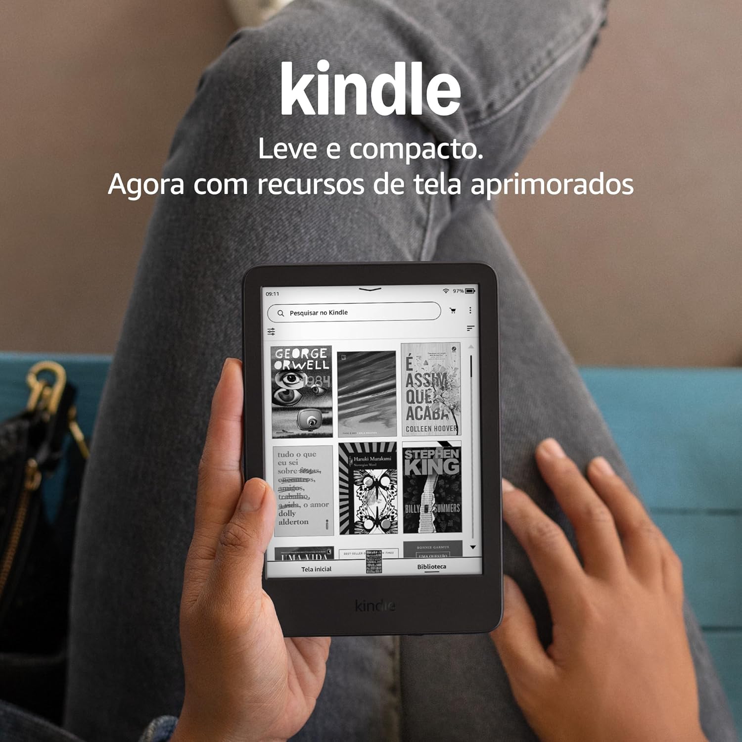 Kindle 2024 preto sendo lido no sofá mostrando a tela com recursos aprimorados
