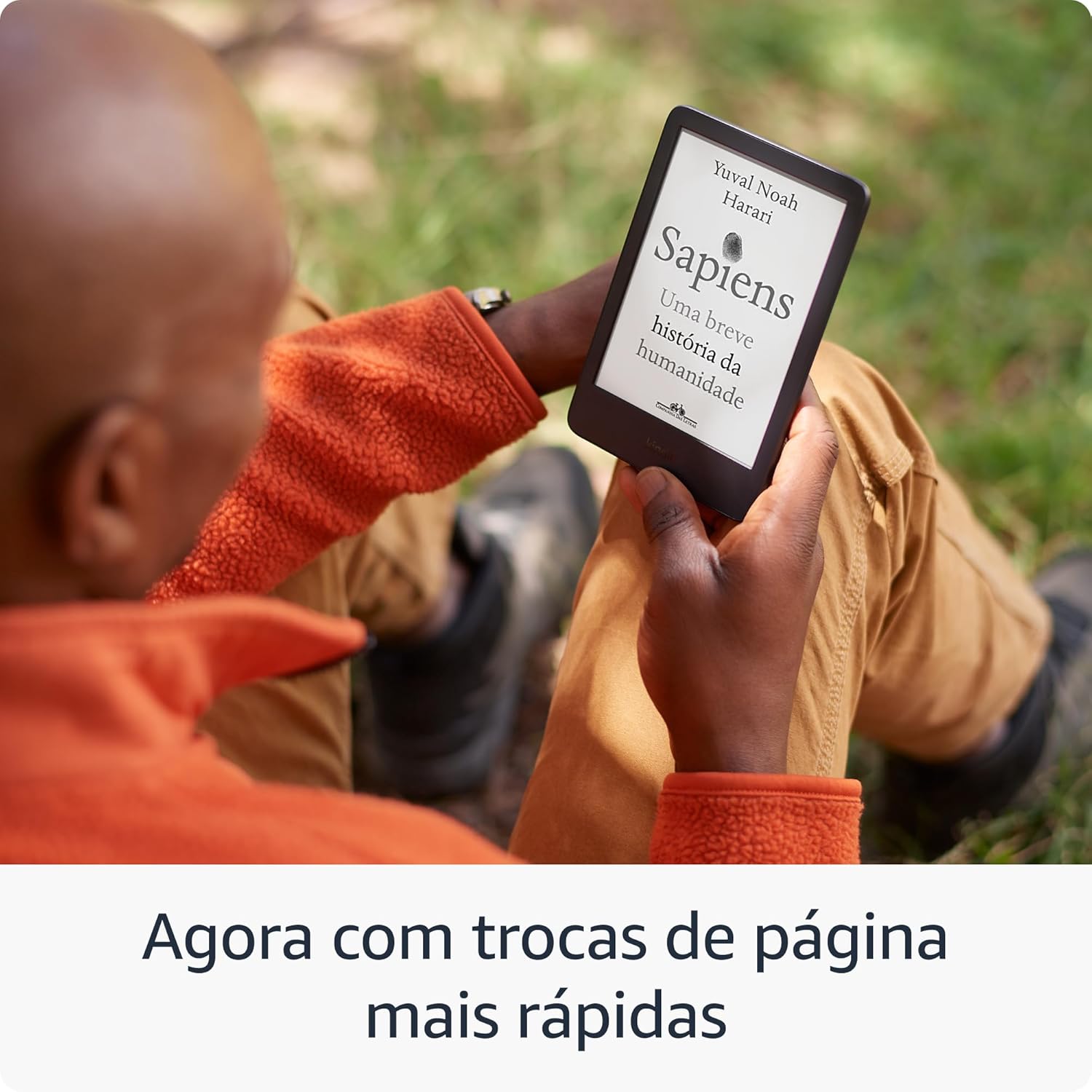 Leitor usando o Kindle 2024 ao ar livre com trocas de página mais rápidas