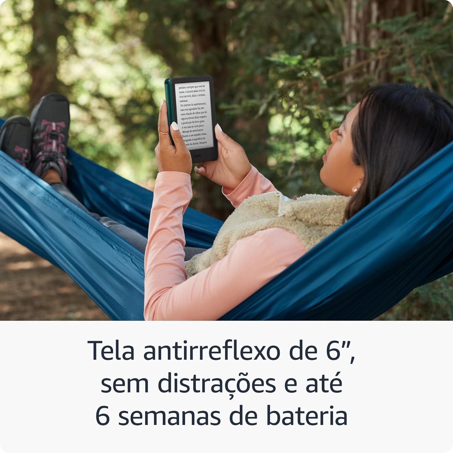 Pessoa lendo no Kindle deitada na rede: tela antirreflexo de 6 polegadas e até 6 semanas de bateria